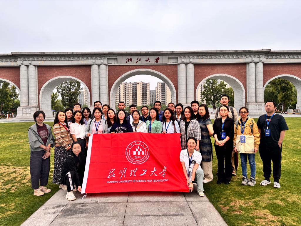 参观浙江大学2.jpg