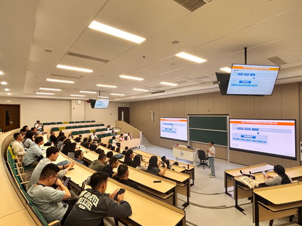 参观浙江大学紫金港校区智慧教室.jpg