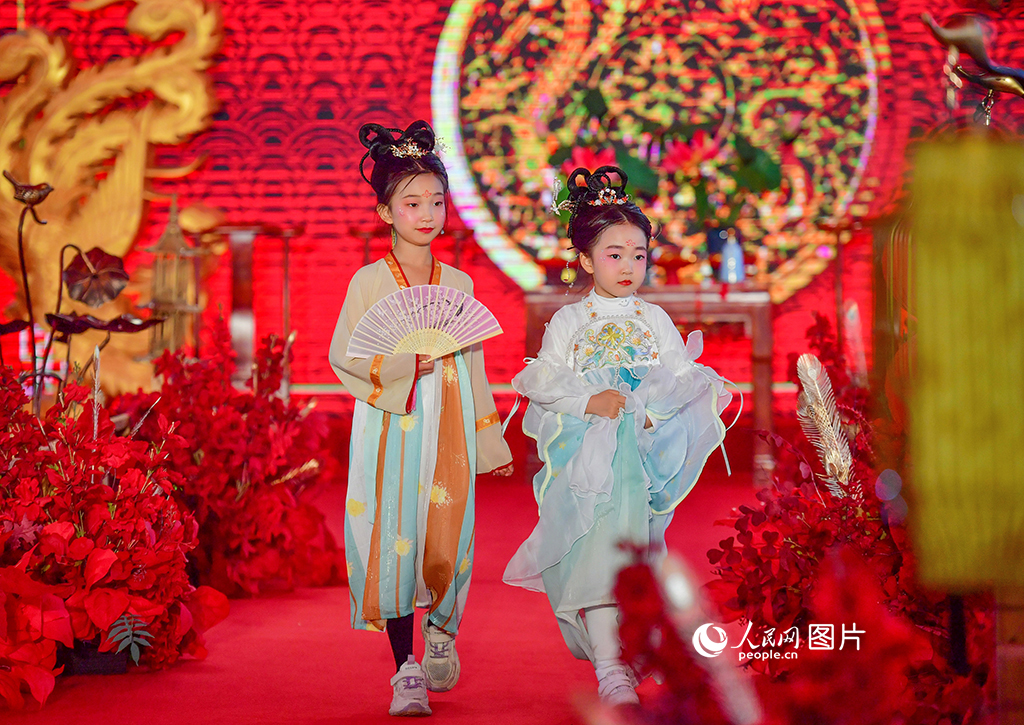 5月28日,在河南洛阳市一婚礼上,穿汉服的孩子在舞台上“臭美”走秀。 人民网 霍亚平摄