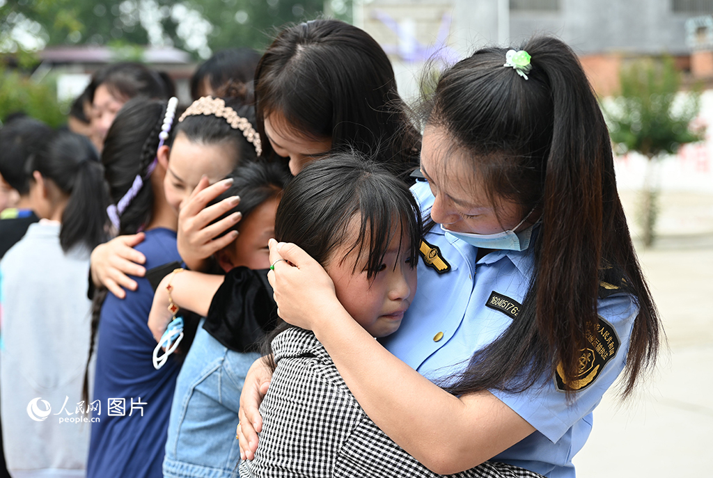5月30日,河南省郏县妇联在安良镇西安良小学举行迎“六一”“佑未来 护成长”爱心妈妈结对帮扶活动。来自郏县纪委监委、县交通局、县农业农村局、县审计局、县医院的37名“爱心妈妈”志愿者与37名留守儿童“一对一”结成帮扶对子。“爱心妈妈”与孩子们谈心聊天,开心互动,捐赠书包、图书等礼物,一起欢庆六一儿童节。人民网记者 王玉兴摄