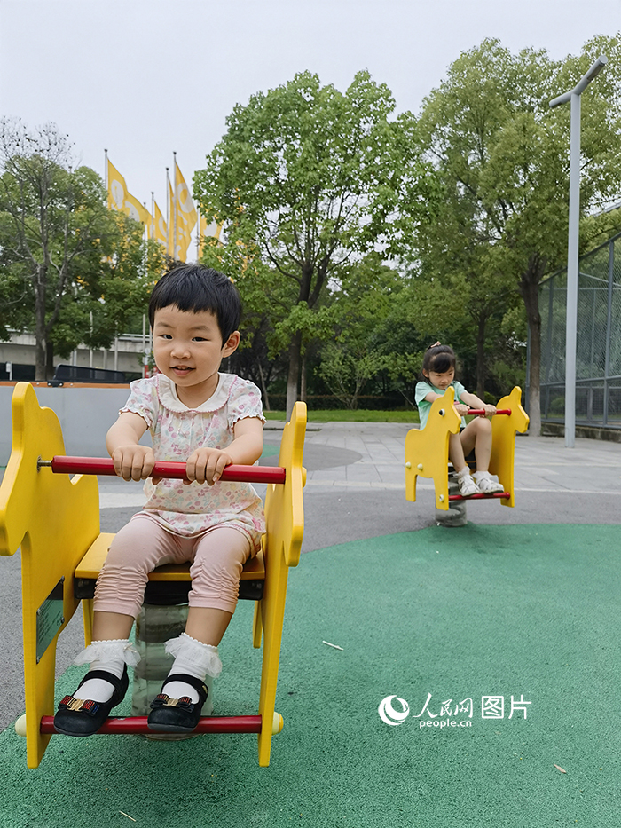 5月28日,六一儿童节前的周末,武汉市硚口区一公园户外游乐场里,儿童尽享童年乐趣。人民网 周雯摄