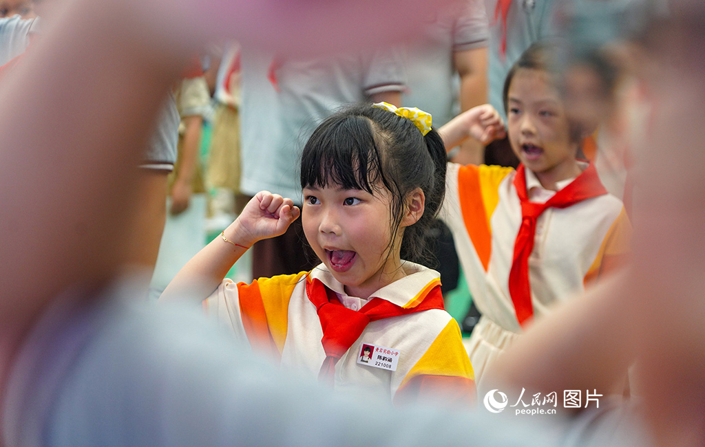 5月31日,浙江省台州市黄岩区实验小学第一批172名少先队员们在入队仪式上宣誓。人民网 章勇涛摄