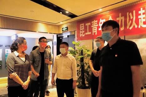 1.团省委书记唐源,团省委副书记、省筹备办志工部部长赵攀峰听取工作报告