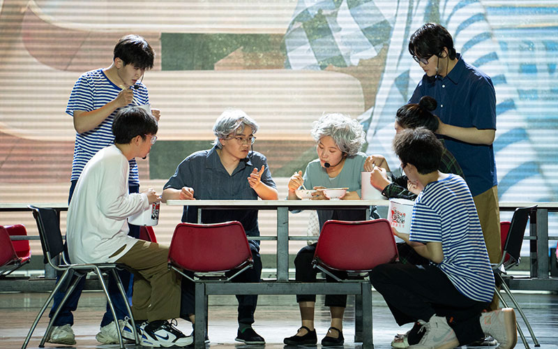 演员在表演话剧。昆明理工大学供图