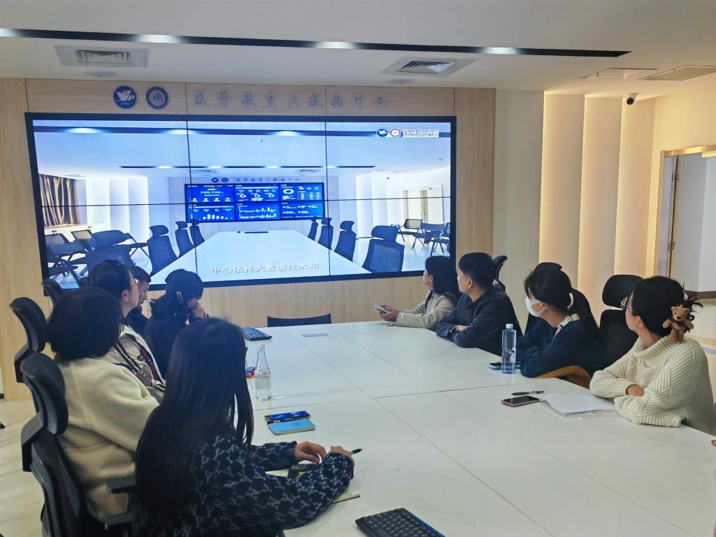 观看学习视频.jpg