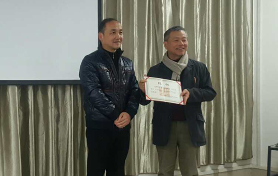 周峰越副校长颁发客座讲授聘书A