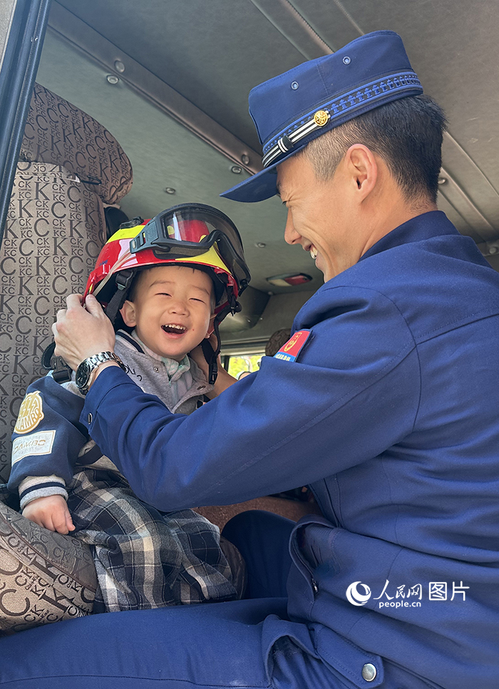 5月26日,辽宁沈阳,化身小小消防员种下一个英雄梦。人民网记 尹柏寒摄