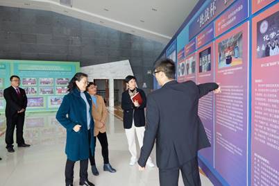 /Users/huangzhongxiu/Desktop/图片/14.与会领导参观巡礼展(2).jpg14.与会领导参观巡礼展(2)