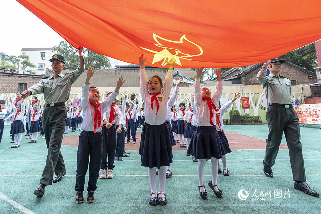 2023年5月31日,山西省实验小学一年级学生加入中国少年先锋队 人民网 卢鹏宇摄
