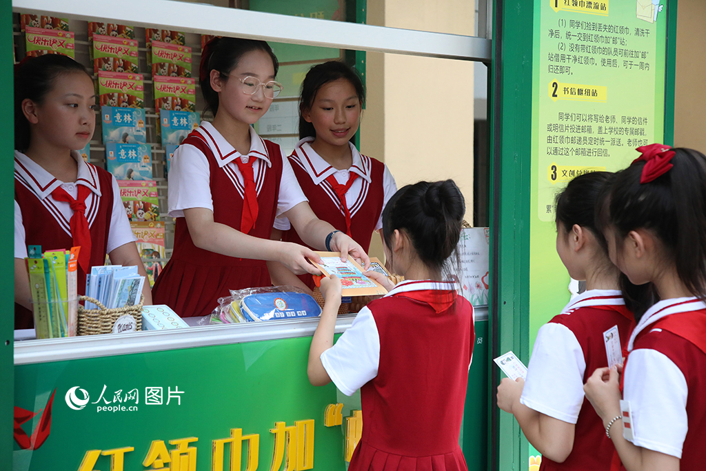 5月26日,福州市温泉小学开设的红领巾加“邮”站将邮政文化与德育教育融合在一起。在这里,孩子们可以用书信分享快乐,还可以用红领巾加“邮”卡、班级表扬信兑换校园积分,让加“邮”站成为名副其实的解忧杂货铺。人民网 叶青卿摄