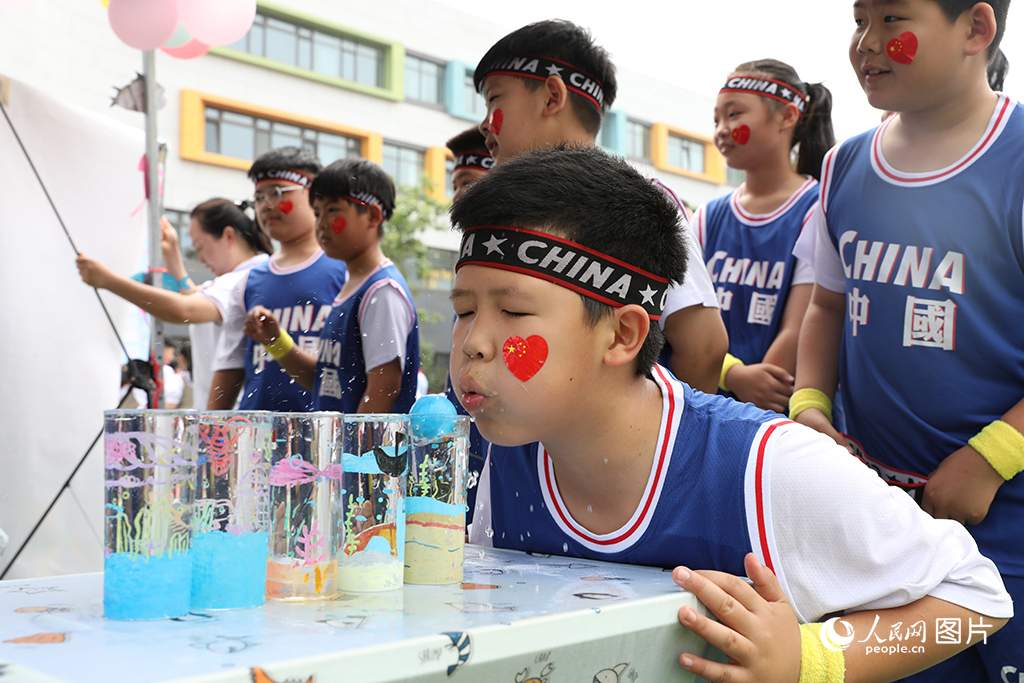 5月31日,雄安容和金源小学举办以“我和雄安一起长大”为主题的欢庆六一嘉年华活动。嘉年华现场设置运动、创作、益智等多类游戏活动,为孩子们营造欢乐的节日氛围。人民网 李兆民摄