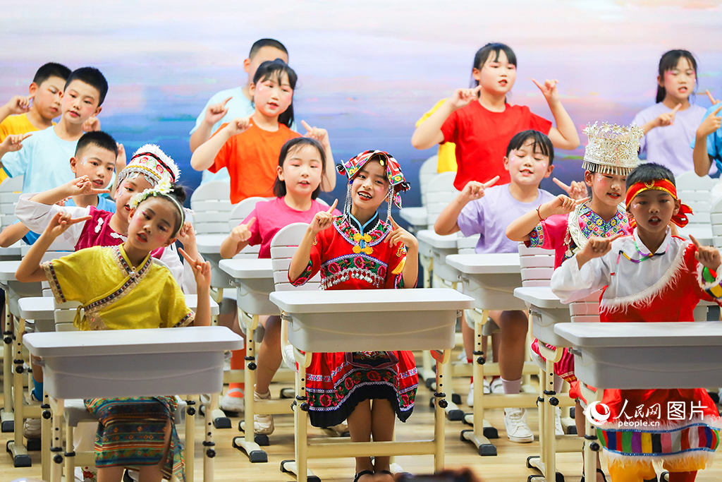 2023年5月30日,云南昆明,昆明理工大学附属呈贡学校的小学生们在表演节目。当日,昆明理工大学附属呈贡学校开展庆祝“六一”儿童节暨第三届科技艺术节“童心向党 幸福远航”展演活动。人民网记者 李发兴摄